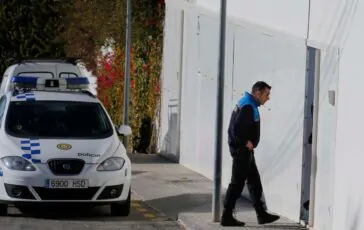 L'uomo, completamente nudo, ha poi aggredito alcuni passanti in strada