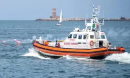 Nave contro la banchina del porto a Napoli