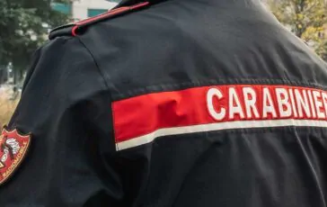 carabiniere di spalle