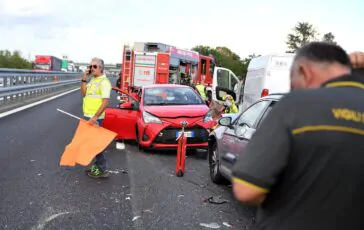 Milano: accusa un malore in tangenziale e provoca incidente