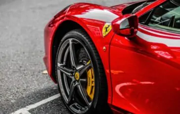 Ferrari si schianta a 200 km/h: in auto anche una fotomodella