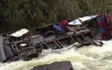 bus turistico incidente morti