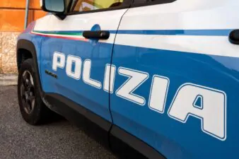 Poliziotto accoltellato a Milano: è in gravi condizioni