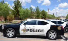 Voragine nel cortile di una casa a Las Cruces: auto danneggiate