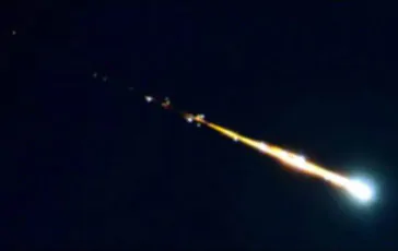 In Portogallo una meteora illumina la notte con un passaggio inaspettato in cielo