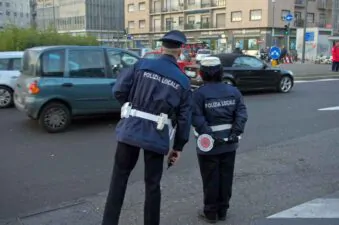 Tragedia a Mortara, Pavia: un vigile della polizia locale è morto con un colpo della sua pistola