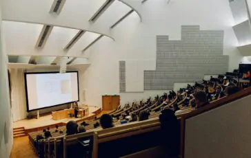 Il preside dell'ateneo barese si aumenta il salario