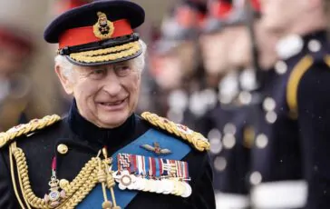 Re Carlo nomina William Colonnello dell'Army Air Corps, grado che spettava a Harry