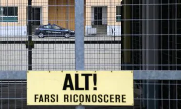 Benevento, rivolta nel carcere: due agenti in ospedale, altri in ostaggio