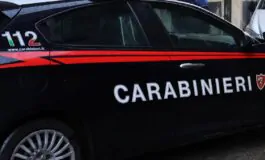 Sassari, commessa picchia il rapinatore e lo fa scappare