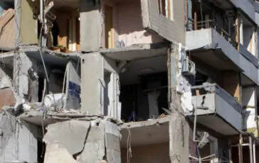 Guerra in Ucraina: bombe su una casa di riposo a Kharkiv. Quattro morti
