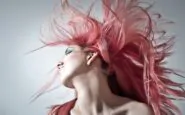 Cura dei capelli colorati: come far durare la tinta in estate