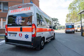 Incidente a Torino, bus investe un uomo: morto sul colpo