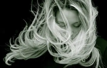 Caduta dei capelli in estate: consigli e rimedi naturali