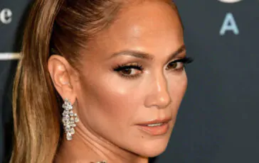 Continua la crisi per una delle coppie più tormentate di Hollywood: Ben Affleck trasloca mentre Jennifer Lopez è in vacanza in Italia.