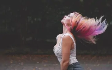 Caduta dei capelli in estate: consigli e rimedi naturali