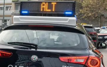 Rubano borsa investono bimba