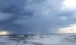 Yacht di lusso arenato su un'isola a Formentera