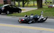 Perde la vita un uomo dopo aver perso il controllo della sua moto