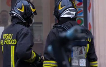 Salvano una famiglia ma vengono travolti dalle fiamme