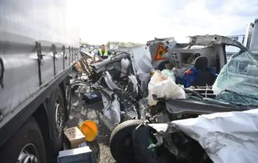 Incidente sulla Salerno-Reggio Calabria: camion si ribalta sulle auto in corsa