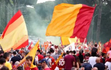 Polemiche per la nuova felpa della Roma