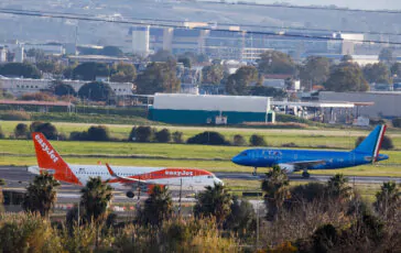 aeroporti bloccati voli cancellati