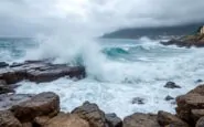 Mareggiate e vento forte in Toscana durante allerta arancione
