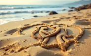Opera d'arte dedicata a Giulia Cecchettin sulla spiaggia