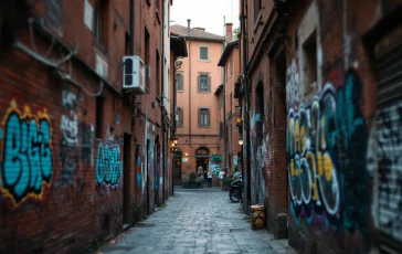 Immagine dell'operazione antidroga a Bologna con arresti