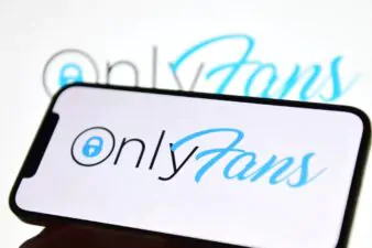 La madre della prof di corsivo apre un account OnlyFans