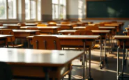 Schüler in Schuluniform während einer Diskussion
