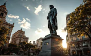 Statua di Che Guevara durante l'inaugurazione a Carrara