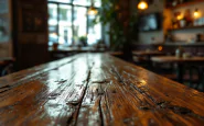 Interno di un locale storico con clienti di diverse età