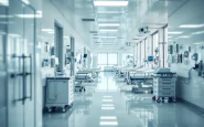 Krankenschwester, die in einem Krankenhaus mit wenigen Kollegen arbeitet