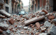 Immagine del crollo di una palazzina a Roma con soccorsi