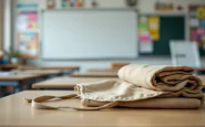 Bambini discutono sul grembiule scolastico in aula