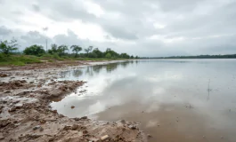 Il fiume Lamone durante un'alluvione in Romagna
