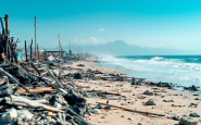 Immagine di stabilimenti distrutti da incendi a Ostia