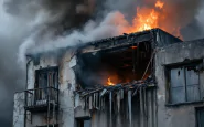 Incendio in un attico a Palermo con vigili del fuoco