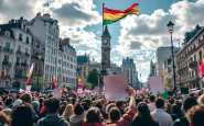 Manifestazione dell'8 marzo con cartelli e bandiere