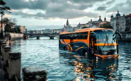 Pullman turistico in difficoltà nel fiume Po a Torino