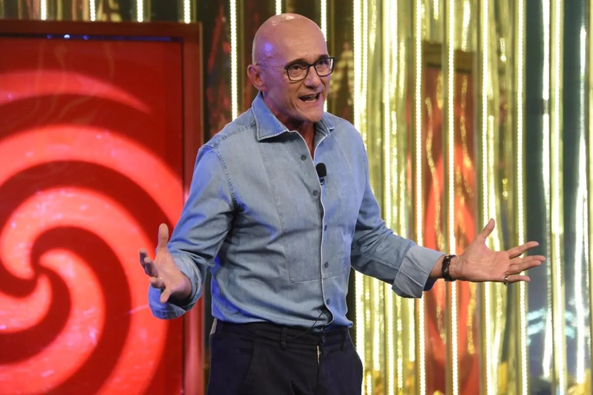 001-Mediaset-Show-Moderator kann sich nicht beherrschen