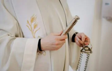 prete insulti allieva