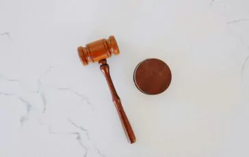slær óléttu konu sína
