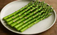 Rispondiamo al perché l'urina emani un cattivo odore dopo aver mangiato degli asparagi