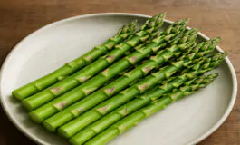 Rispondiamo al perché l'urina emani un cattivo odore dopo aver mangiato degli asparagi
