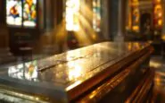 Fedeli in preghiera alla tomba di Papa Francesco
