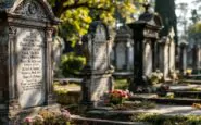 Immagine di un cimitero con bandiere rosse vietate