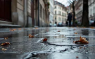 Clochard seduto su una panchina a Bergamo